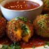 Ingrédients boulettes brocoli fromage disposés sur plan de travail
