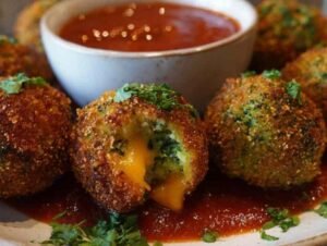 Ingrédients boulettes brocoli fromage disposés sur plan de travail