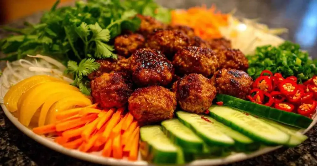 Boulettes Vietnamiennes Banh-Mi – Moelleuses, Parfumées et Faciles 1 Ingrédients frais pour la recette des boulettes vietnamiennes banh-mi disposés sur une table en bois.