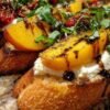 Ingrédients frais pour bruschetta burrata aux pêches - pain, burrata, pêches et tomates