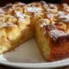 Gâteau aux pommes et mascarpone fraîchement sorti du four
