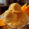 Ingrédients pour glace mangue disposés sur plan de travail