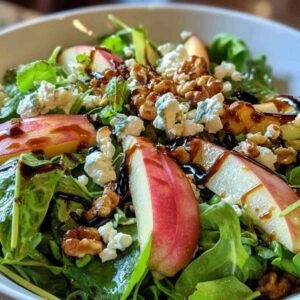 Mesclun de Jeunes Pousses 3 Filet de vinaigrette balsamique versé sur le mesclun de jeunes pousses.