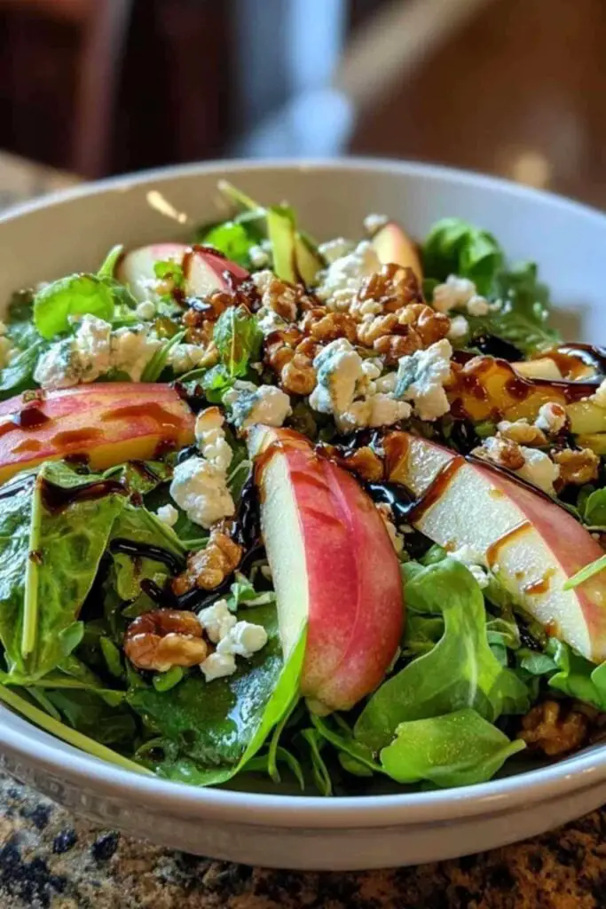 Mesclun de Jeunes Pousses 2 Filet de vinaigrette balsamique versé sur le mesclun de jeunes pousses.
