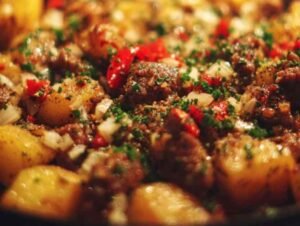 Ingrédients pour recette poêlée bœuf patates disposés sur plan de travail