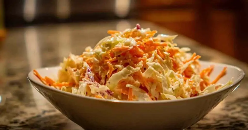 Salade Coleslaw 1 Salade coleslaw servie en accompagnement de viande grillée sur assiette
