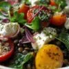 Salade de lentilles vertes saine avec feta, tomates cerises et persil dans un saladier blanc, vue de dessus.
