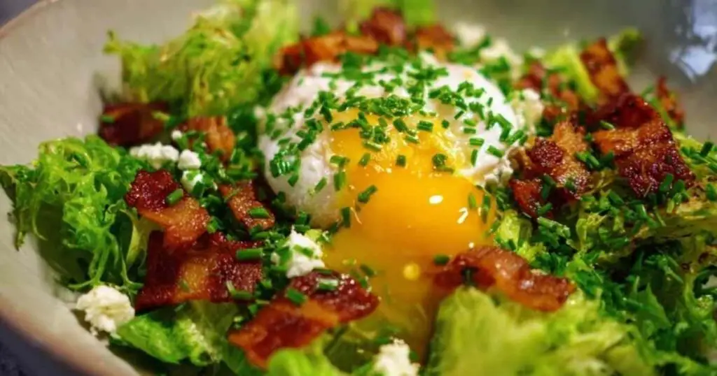 Salade Lyonnaise Facile 1 Ingrédients pour la recette de la salade lyonnaise disposés sur un plan de travail.