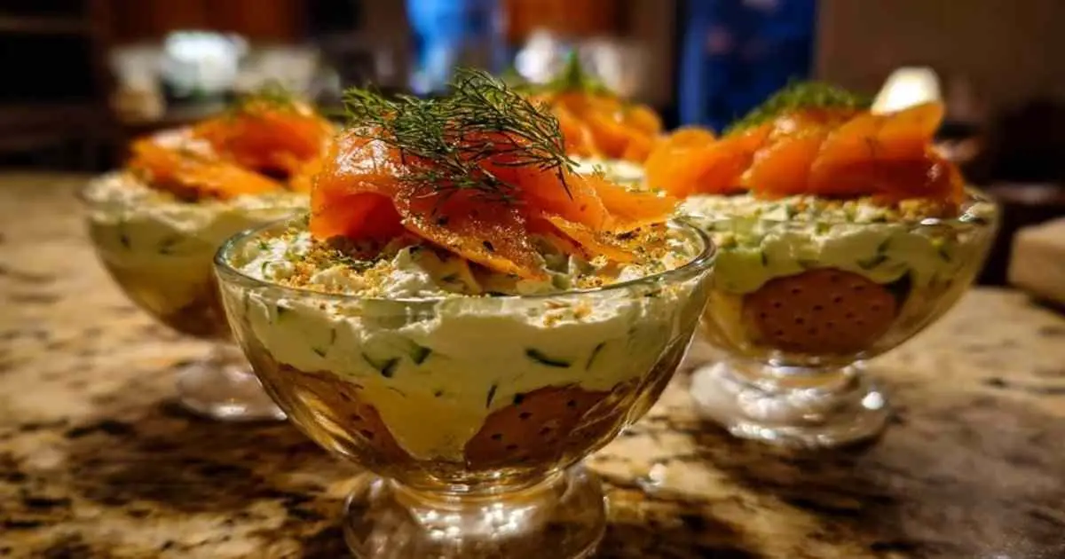 Tiramisu salé aux courgettes et saumon fumé servi dans une verrine élégante avec un brin d'aneth.