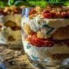 Ingrédients pour tiramisu salé : mascarpone, tomates confites, feta, basilic et crackers