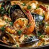 Marmite de fruits de mer en cours de cuisson avec moules ouvertes