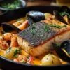 Marmite de la mer servie avec sauce rouille dans des bols en céramique