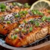 Pavé de saumon grillé nappé de sauce miel soja avec graines de sésame