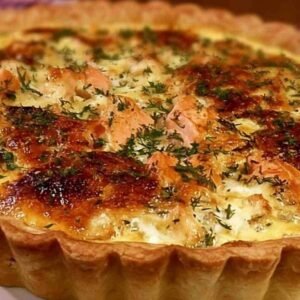 Quiche Crémeuse au Saumon Fumé 3 Quiche au saumon fumé dorée sortant du four