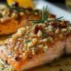 Filets de saumon recouverts de croûte de parmesan dorée sur plaque de cuisson