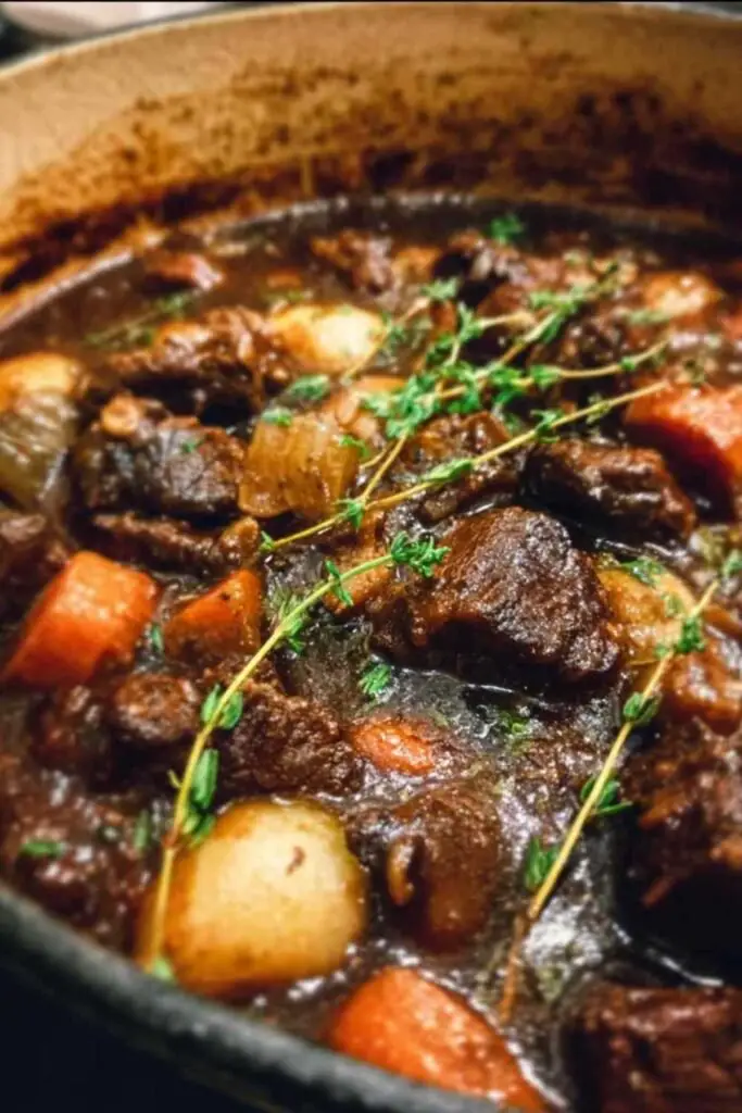 Bœuf Bourguignon 2 Bœuf bourguignon mijotant dans une cocotte en fonte