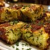 part de brownie salé courgettes sur assiette avec salade