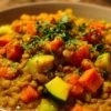 Ingrédients pour curry de lentilles vertes disposés sur une planche