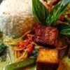 Curry vert thaï végétarien servi avec riz jasmin