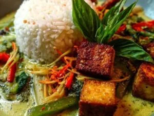 Curry vert thaï végétarien servi avec riz jasmin