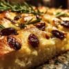 Tranche de focaccia aux raisins montrant la mie aérée et moelleuse