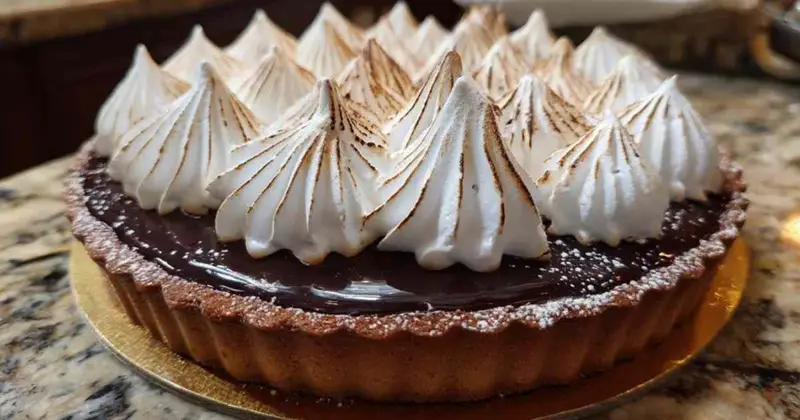 Tranche de fondant chocolat meringué montrant les deux textures