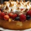 Ingrédients pour gâteau moelleux aux fruits rouges et meringue sur plan de travail