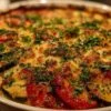 Gratin de légumes à l'emmental doré au four avec fromage gratiné