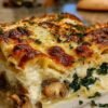 Part de lasagne épinards champignons servie dans assiette