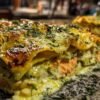 Lasagnes au saumon et courgettes dorées sortant du four