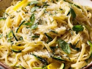 Courgettes qui cuisent dans une poêle avec de l'ail