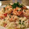 Assiette de risotto aux crevettes garni de persil et parmesan
