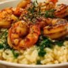Assiette de risotto marsala aux crevettes garni d'herbes fraîches