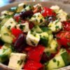 Préparation de la vinaigrette à l'huile d'olive pour salade grecque