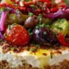 Salade feta méditerranéenne avec légumes frais sur base de cheesecake salé