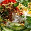 Salade thaï cacahuète colorée avec nouilles de riz et légumes frais
