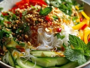 Salade thaï cacahuète colorée avec nouilles de riz et légumes frais