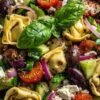 Préparation vinaigrette grecque dans bocal en verre avec huile olive