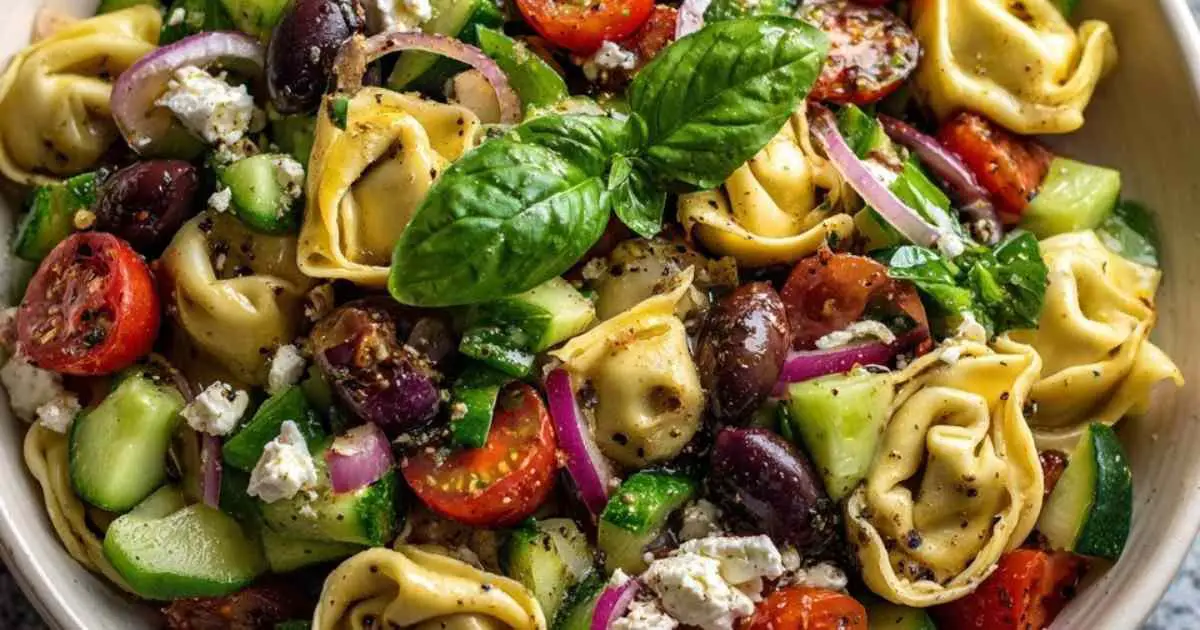 Préparation vinaigrette grecque dans bocal en verre avec huile olive