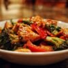 Assiette de sauté de poulet et brocolis servi avec riz jasmin