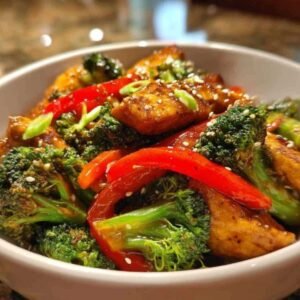 Sauté de Poulet et Brocolis 3 Ingrédients pour sauté de poulet disposés sur plan de travail