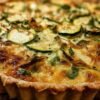 tarte courgette comté dorée sortant du four