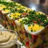 Terrine de légumes servie avec accompagnements sur table dressée