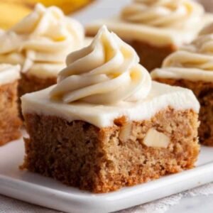 Barres à la banane dorées avec glaçage blanc crémeux