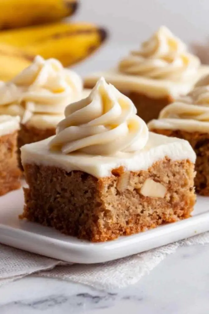 Barres à la banane dorées avec glaçage blanc crémeux