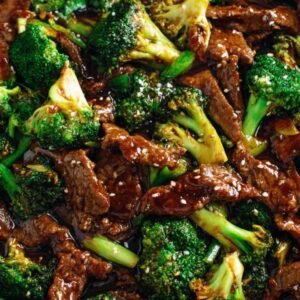 Bœuf aux brocolis à la chinoise servi dans une assiette blanche