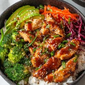Bols de poulet collant avec sauce brillante, riz et légumes