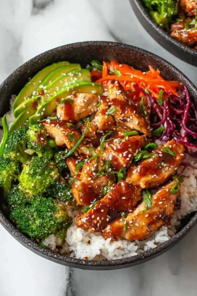Bols de poulet collant avec sauce brillante, riz et légumes