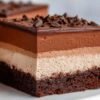 Préparation de la mousse au chocolat dans un bol avec spatule