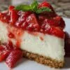 Cheesecake fraise croustillant avec fraises fraîches sur assiette